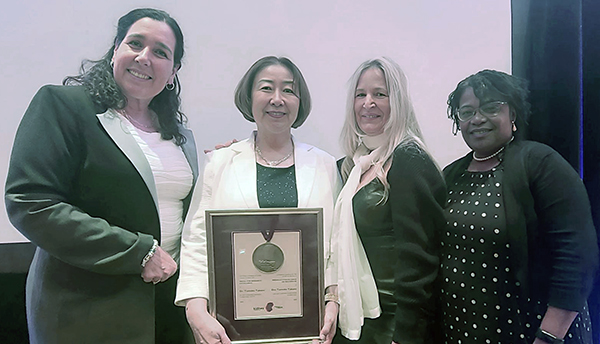 (D-G) Elizabeth Myles, Directrice générale nationale de La Fondation du rein; Dre. Tomoko Takano, lauréate de la Médaille d'excellence en recherche 2025; Christine Marquis, Gestionnaire des subventions et bourses de recherche de la Fondation du rein; Julie Wysocki, Directrice par intérim, Programme national de recherche de La Fondation du rein.